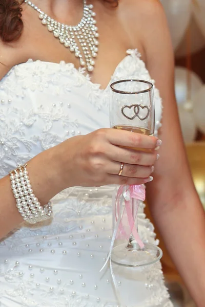 Üveg pezsgőt a menyasszony, kézzel — Stock Fotó