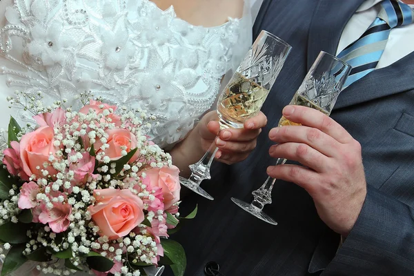 Esküvői poharak és a pezsgő — Stock Fotó