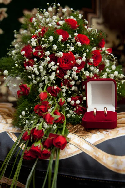 Bouquet of roses and a ring — Stock Photo, Image