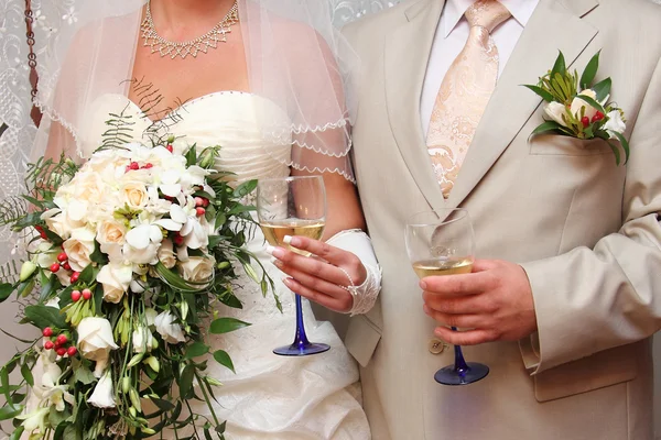 Yeni evli çift ile şampanya kadehi — Stok fotoğraf