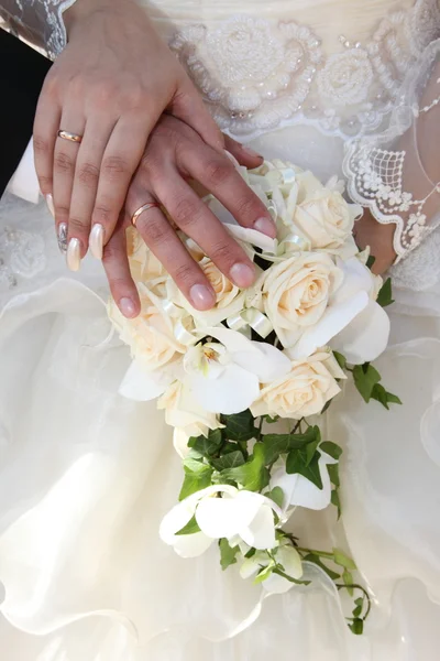Bouquet de mariage et les mains — Photo