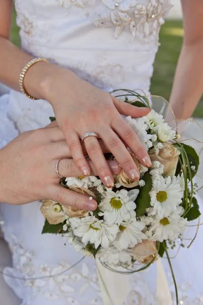 Düğün buketi ve eller — Stok fotoğraf