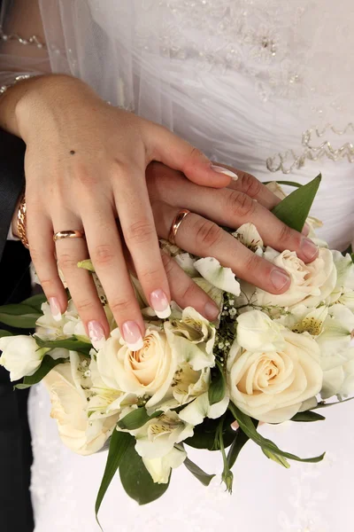 Bukiet ślubny i ręce — Zdjęcie stockowe