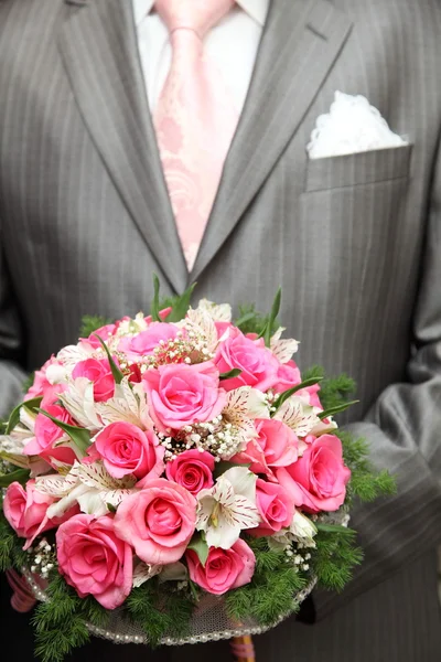 花婿と結婚式の花束 — ストック写真