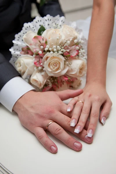 Γαμήλια ανθοδέσμη και τα χέρια Εικόνα Αρχείου
