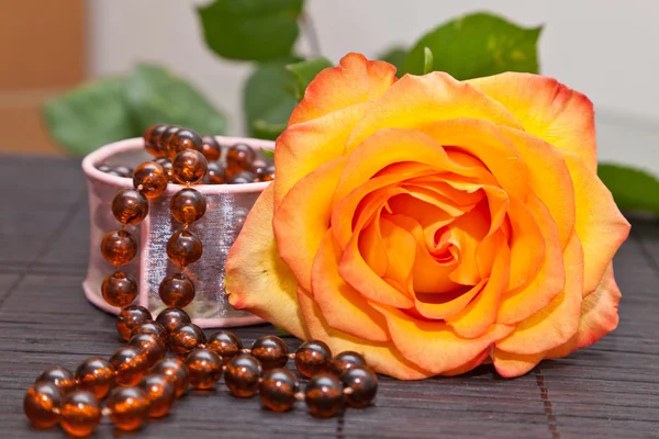 Yellow rose and beads — Stock Photo, Image