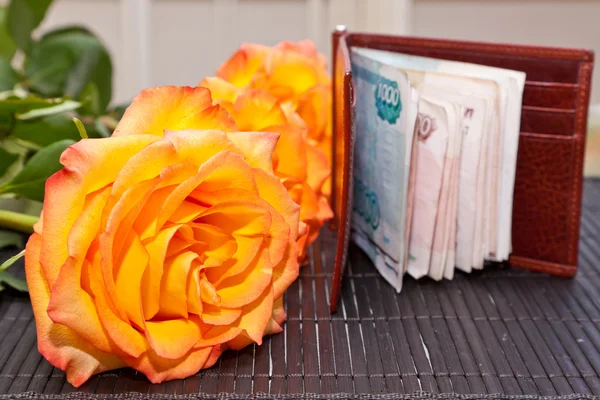 Yellow roses and money — Stock Photo, Image