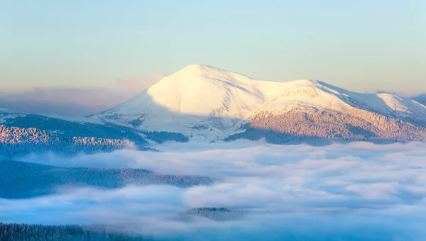 Ορεινό τοπίο χιονισμένο Ανατολή — Stock fotografie