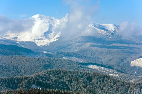 Sabah bulutlu kış dağ manzarası. — Stok fotoğraf