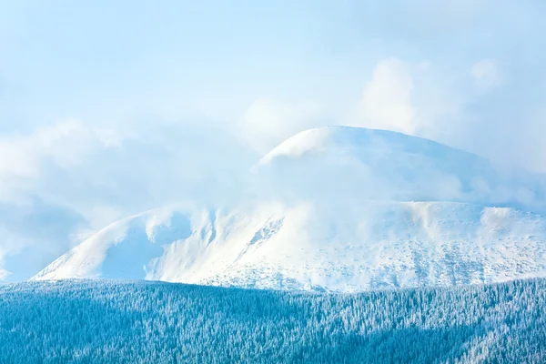 Matin nuageux hiver paysage de montagne . — Photo