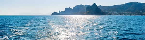 Večer letní skalnaté pobřeží panorama — Stock fotografie