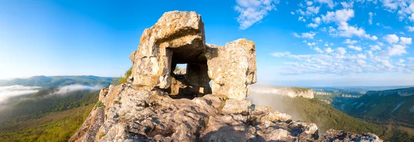 Uma das cavernas de Mangup Kale (Crimeia, Ucrânia ) — Fotografia de Stock