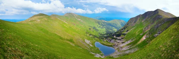 Alpejskie jezioro brebeneckul na letnie góry — Zdjęcie stockowe