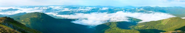 Verão vista panorâmica montanha nublado — Fotografia de Stock