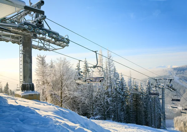 Winter morning and ski lift — Stock Photo, Image