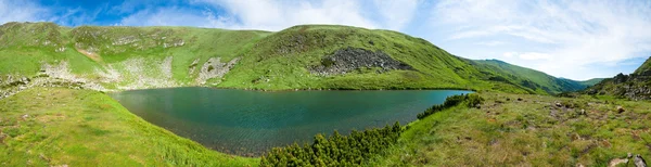 Alpejskie jezioro Brebeneckul na letnie góry (panorama) — Zdjęcie stockowe