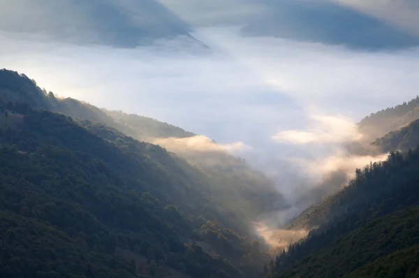 Puslu dağ daybreak — Stok fotoğraf