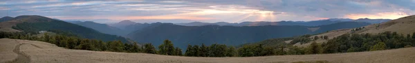 Θολό τοπίο με θέα στο βουνό — Φωτογραφία Αρχείου
