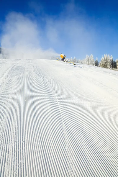 Snowmaking on a mountain ski resort — Stock Photo, Image