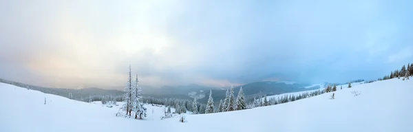 Večerní soumrak zimní horské panorama — Stock fotografie