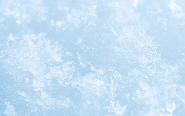 Copos de nieve de invierno en la superficie de nieve (macro ) — Foto de Stock