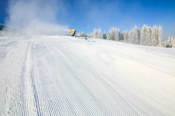 Fazer neve em uma estância de esqui de montanha — Fotografia de Stock