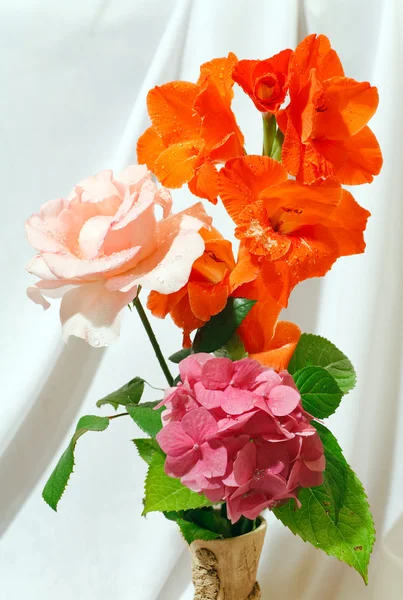 Bouquet su sfondo bianco panno — Foto Stock
