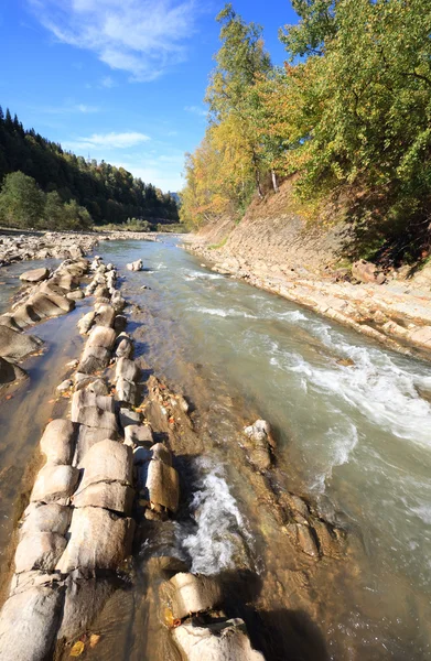 Jesienią góry kamieniste rzeki — Zdjęcie stockowe
