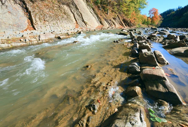 Herfst berg stenige rivier — Stockfoto