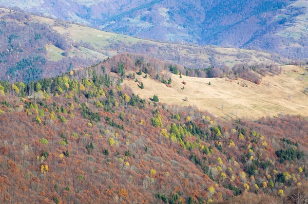 Осенний вид на горы — стоковое фото
