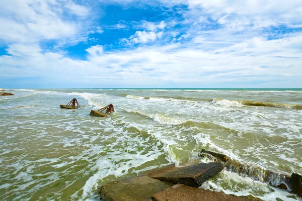 Breakwaters on sundy coastline — Stock Photo, Image