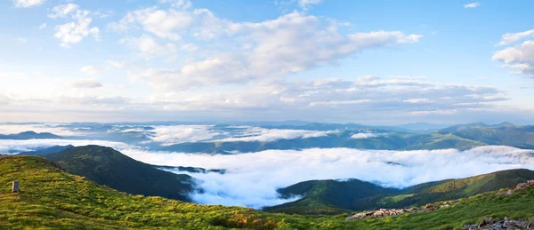 Zomer bewolkt berglandschap — Stockfoto
