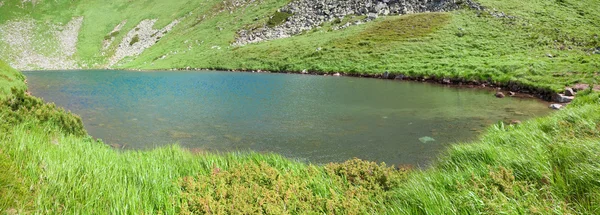 Lago Alpino Brebeneckul em montanhas de verão (panorama ) — Fotografia de Stock