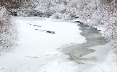 Kış dağ Nehri