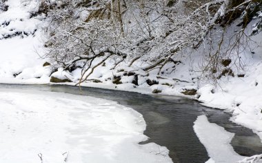 Kış dağ Nehri