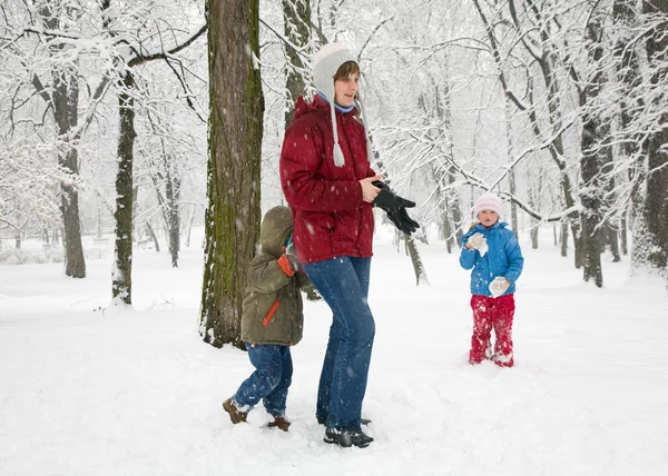 冬の公園で家族 — ストック写真