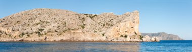 Yaz kayalık sahil şeridi ve askeri rock top (alchak cape; sudak town çevresi, Kırım, Ukrayna) temel alır. Üç atış dikiş imge.