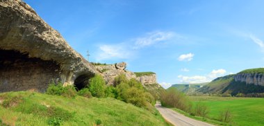 Kırım (Ukrayna), yatay, Yaylası ve vadi bahar. sol tarafta - eski mağara yerleşim (Kırım, Ukrayna). iki tane dikiş imge.