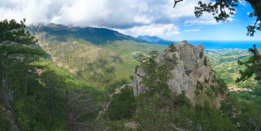 aj-petri Dağı (iz botanik, Kırım, Ukrayna) ve Hıristiyan eğim Panorama yalta şehir görünümünden rock yukarıdaki çapraz. beş el ateş dikiş imge.