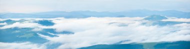 Yaz sabah Clear mountain panorama view (Ukrayna, Karpat Dağları). Üç atış dikiş imge.