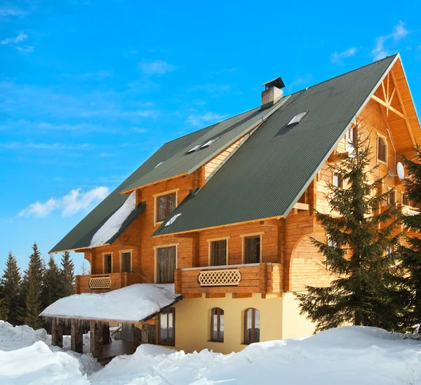 Casa in legno sulla radura invernale — Foto Stock