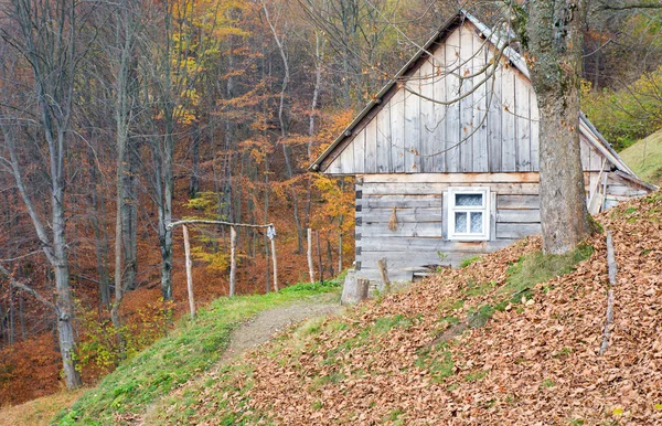 Piccola casa sulle montagne d'autunno — Foto Stock