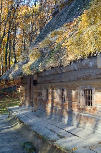 Antigua casa de madera con techo de paja — Foto de Stock
