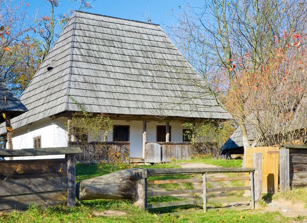 Land van de oude boerderij met huis — Stockfoto
