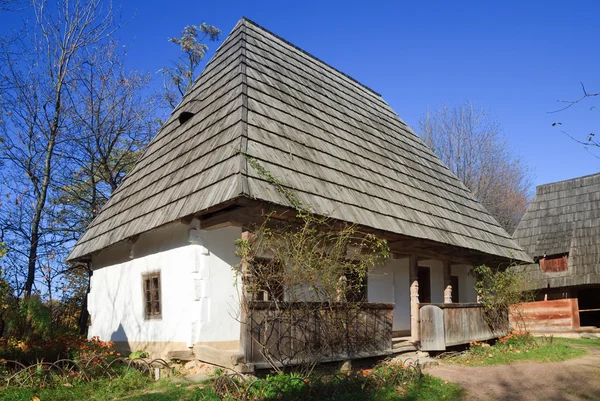 Eski çiftlik evi ile — Stok fotoğraf