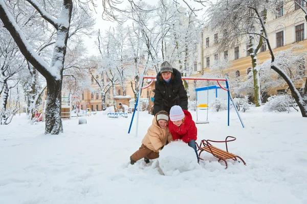 Gelukkige Familie Moeder Met Kleine Jongen Meisje Winter Stadspark — Stockfoto