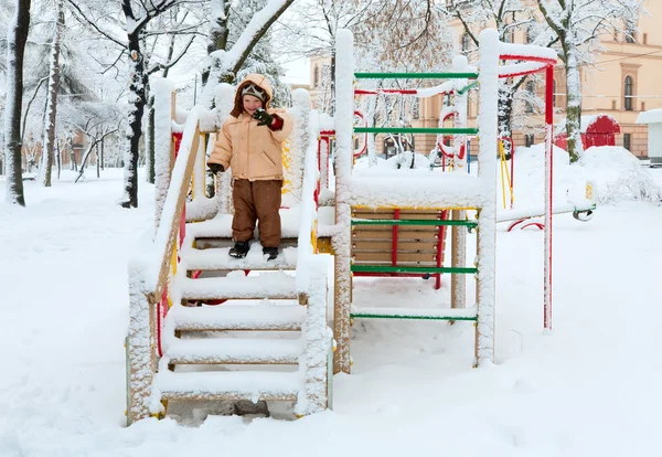 Kicsi fiú téli Park — Stock Fotó