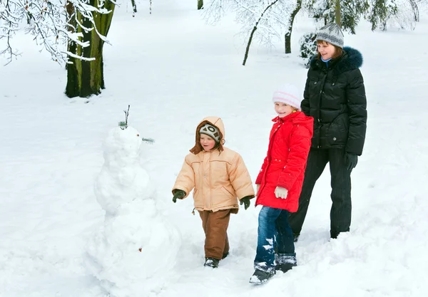 겨울 공원에서 가족 — 스톡 사진