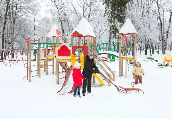 Familia en el parque de invierno — Foto de Stock