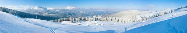 早晨的冬天山全景风景 — 图库照片